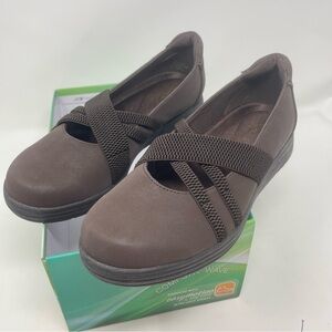Easy Street Woman’s Size 7.5 brown Matte Igna slip on shoes New